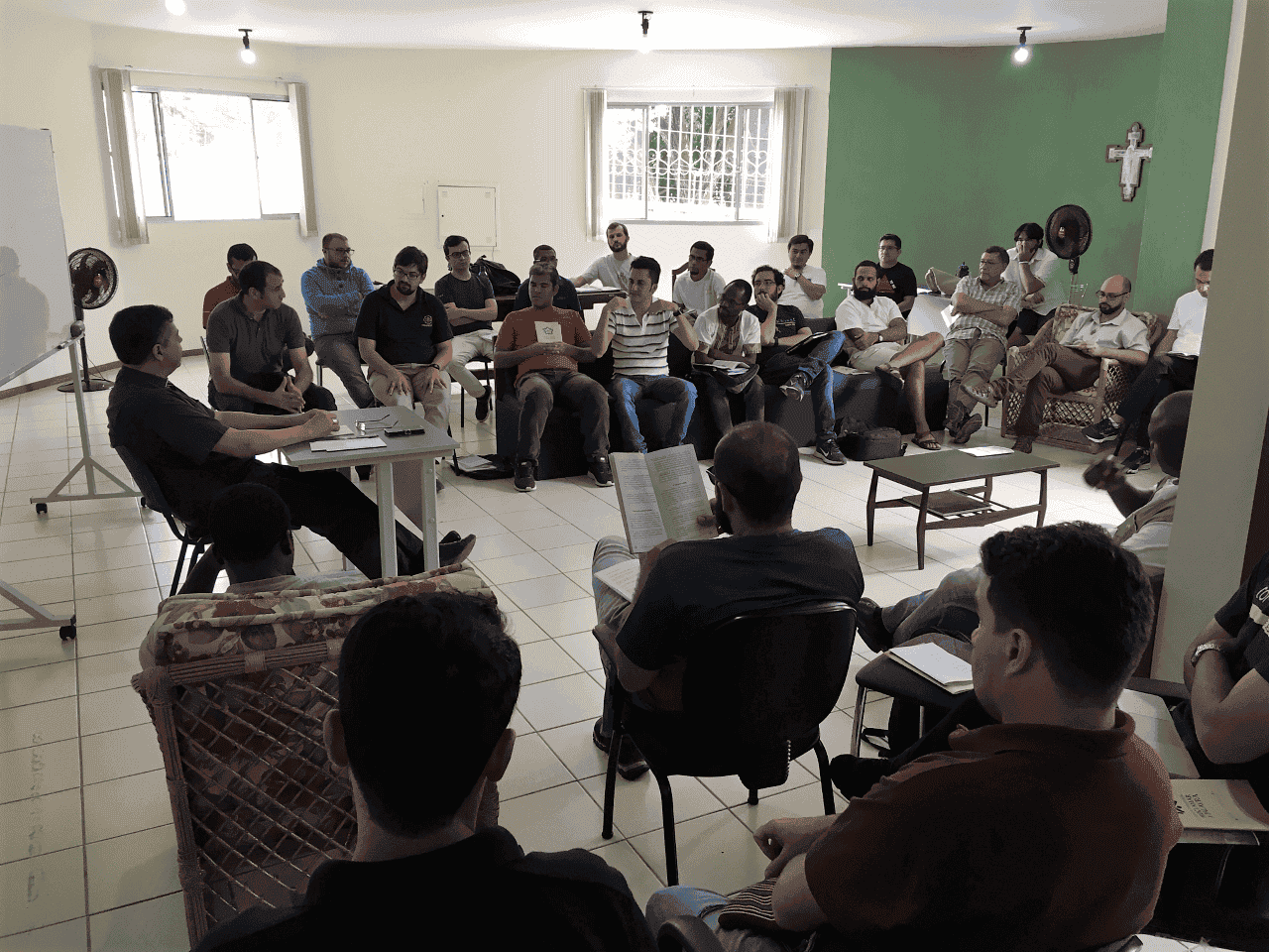 Dom Edson José Oriolo dos Santos e jesuítas estudantes de Teologia refletem sobre a Evangelização nas Cidades