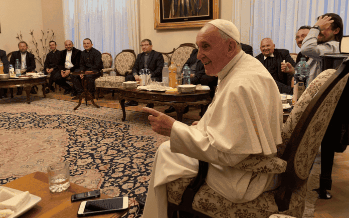 Ayudar a agitar las aguas. Conversación del Papa con los jesuitas en Rumania