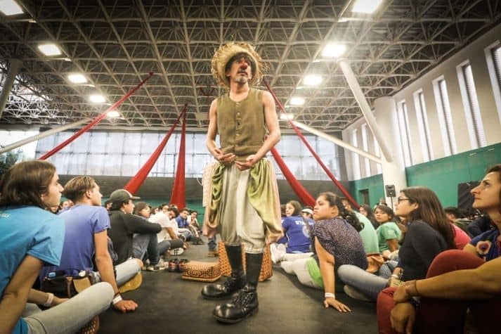 Sacerdote jesuita realiza performance para sensibilizar sobre la migración