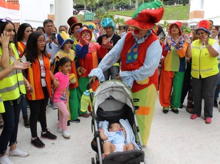 El obispo que se disfraza de payaso para bendecir niños