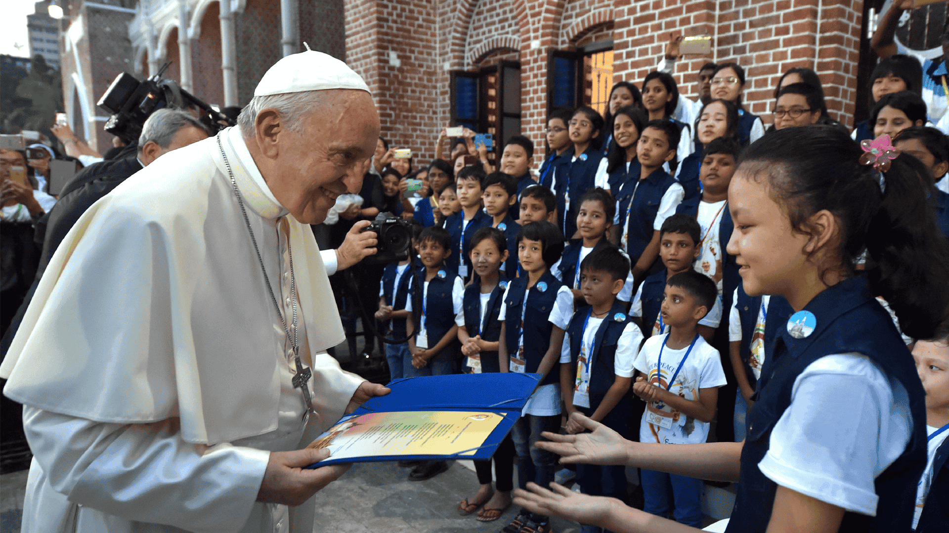 Llamamiento del Papa a todos: Firmar el pacto educativo