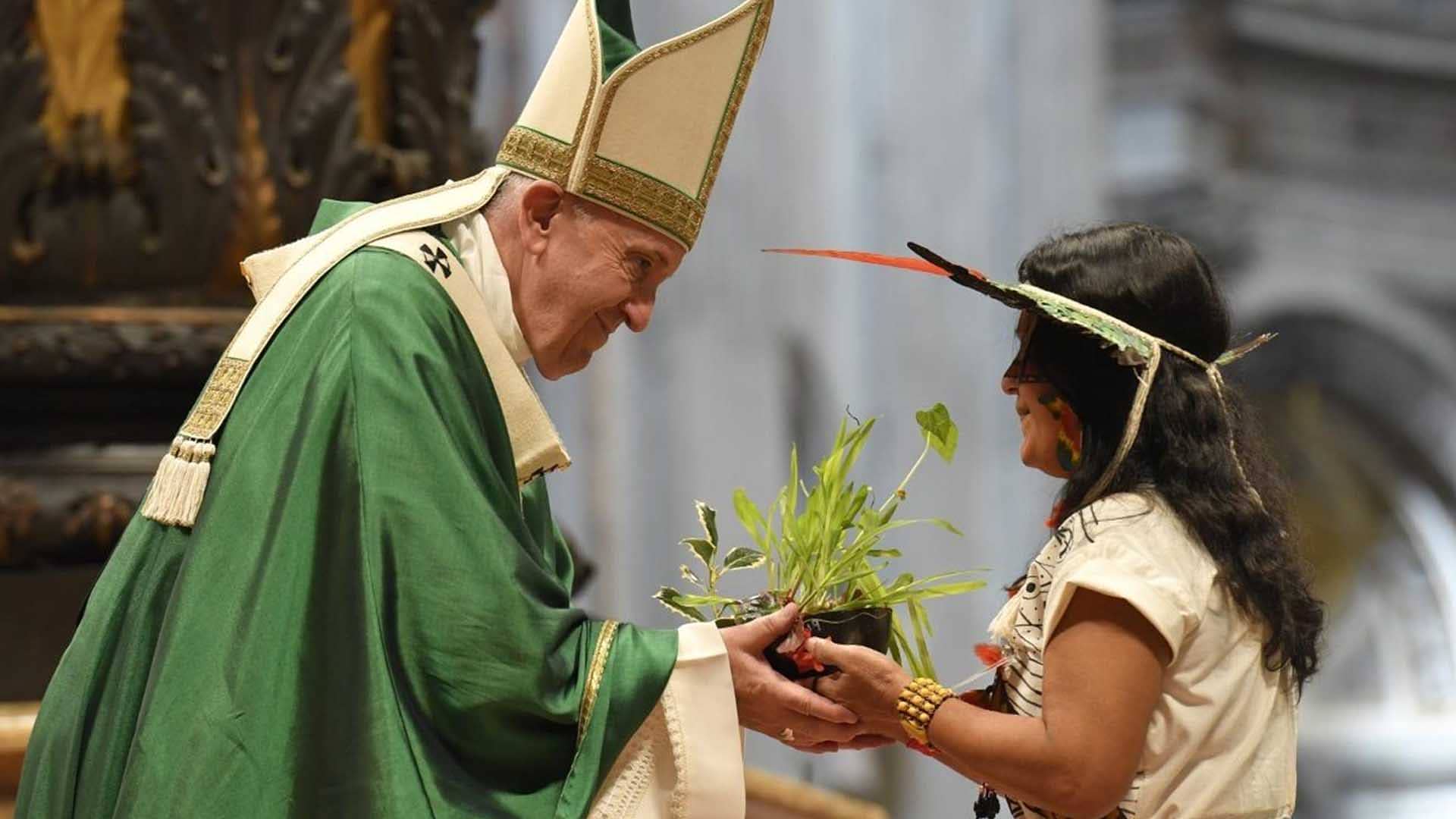 Francisco anima a reunir en la liturgia elementos propios de los nativos