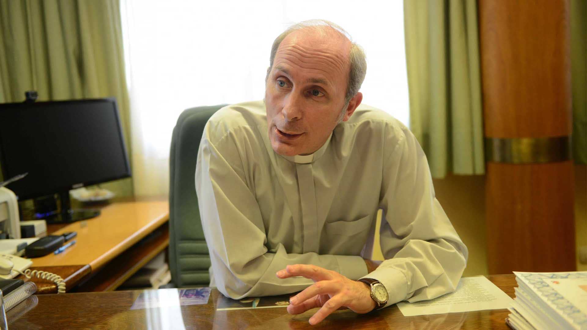 La historia viral del sacerdote jesuita que cuenta cuentos cortos en Facebook