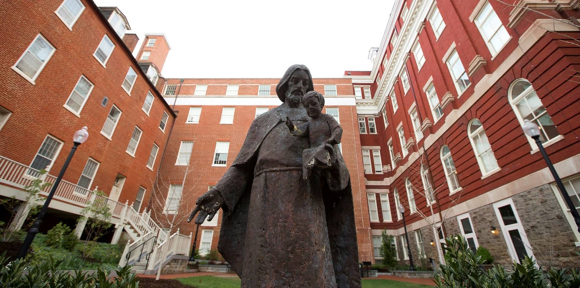 Jesuitas buscan recaudar $100 millones para la justicia racial