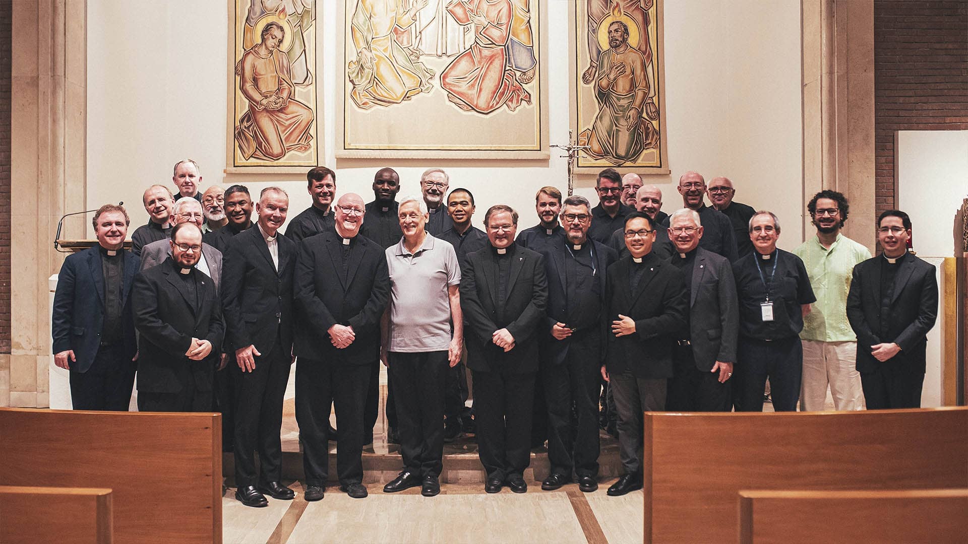 Jesuitas y Liturgia: en caso de duda… genuflexión