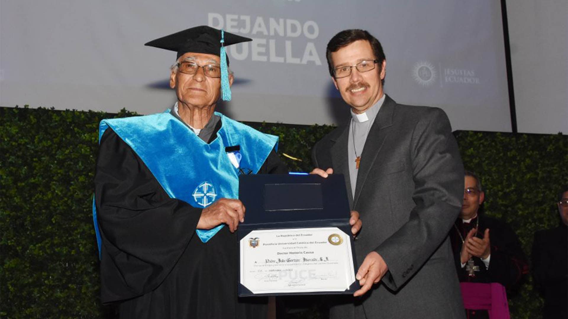 PUCE entrega Doctorado Honoris Causa a Julio Gortaire SJ